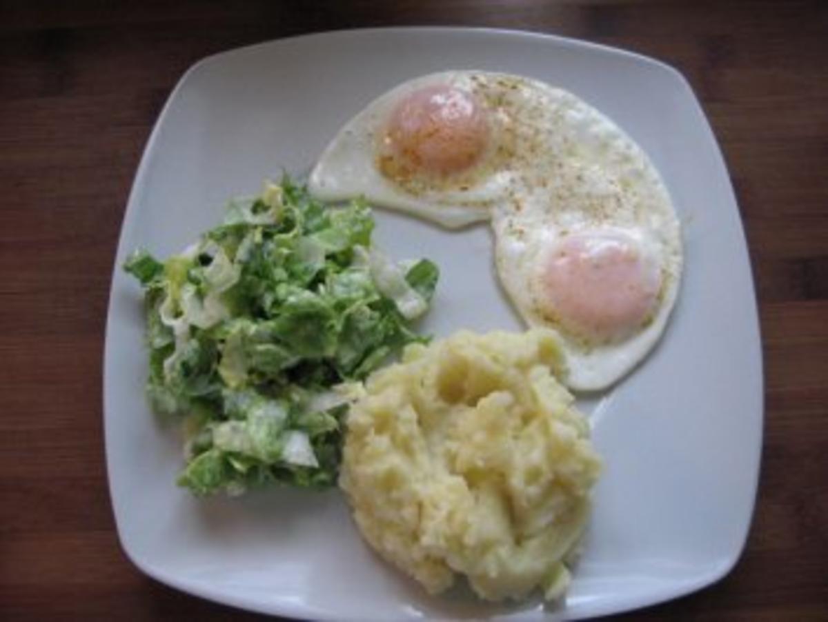 Endiviensalat mit Kartoffelpürre und Spiegelei - Rezept mit Bild ...