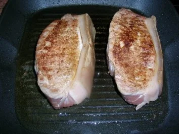 Schweinerückensteak mit Kräuterkruste, Zuckerschoten und Fingernudeln - Rezept - Bild Nr. 5