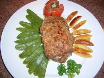 Schweinerückensteak mit Kräuterkruste, Zuckerschoten und Fingernudeln - Rezept