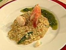 Basilikumrisotto mit Pinienkernen und Garnelen - Rezept