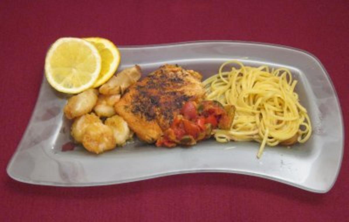 Bilder für Linguine con scampi, pomodori e zucchini in sugo di Vino Bianco, dazu Fisch - Rezept