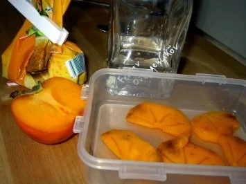 Tonkabohnen-Quark-Mousse mit marinierten Sharon-Früchten - Rezept - Bild Nr. 4