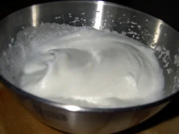 Tonkabohnen-Quark-Mousse mit marinierten Sharon-Früchten - Rezept - Bild Nr. 5