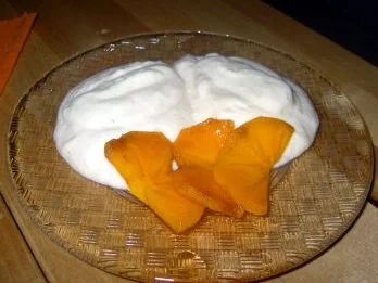 Tonkabohnen-Quark-Mousse mit marinierten Sharon-Früchten - Rezept