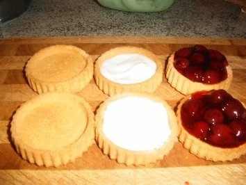 Rezept: Kirsch-Amaretto-Törtchen Bild Nr. 5 Kirsch-Amaretto-Törtchen - Rezept - Bild Nr. 5