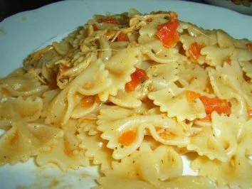 Nudeln mit Tomaten-Mozzarella-Soße - Rezept