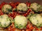 Mit Spinat gefüllte Champignons im Tomatenbett - Rezept