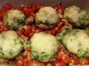 Mit Spinat gefüllte Champignons im Tomatenbett - Rezept