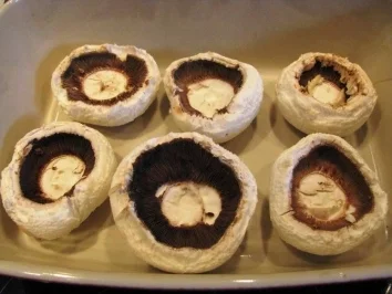 Rezept: Mit Spinat gefüllte Champignons im Tomatenbett Mit Spinat gefüllte Champignons im Tomatenbett - Rezept