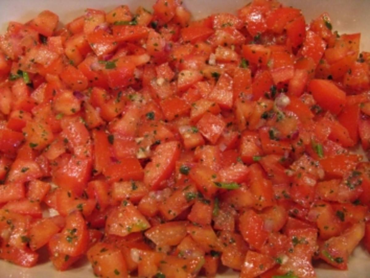 Mit Spinat gefüllte Champignons im Tomatenbett - Rezept