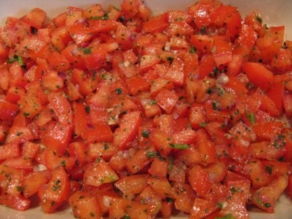 Mit Spinat gefüllte Champignons im Tomatenbett - Rezept - kochbar.de