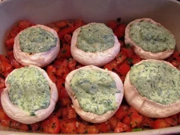 Rezept: Mit Spinat gefüllte Champignons im Tomatenbett Mit Spinat gefüllte Champignons im Tomatenbett - Rezept