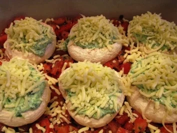 Rezept: Mit Spinat gefüllte Champignons im Tomatenbett Mit Spinat gefüllte Champignons im Tomatenbett - Rezept