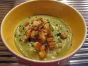 Broccolicremesüppchen mit Putenbruststreifen, Croutons und einem Bresso-Häubchen - Rezept