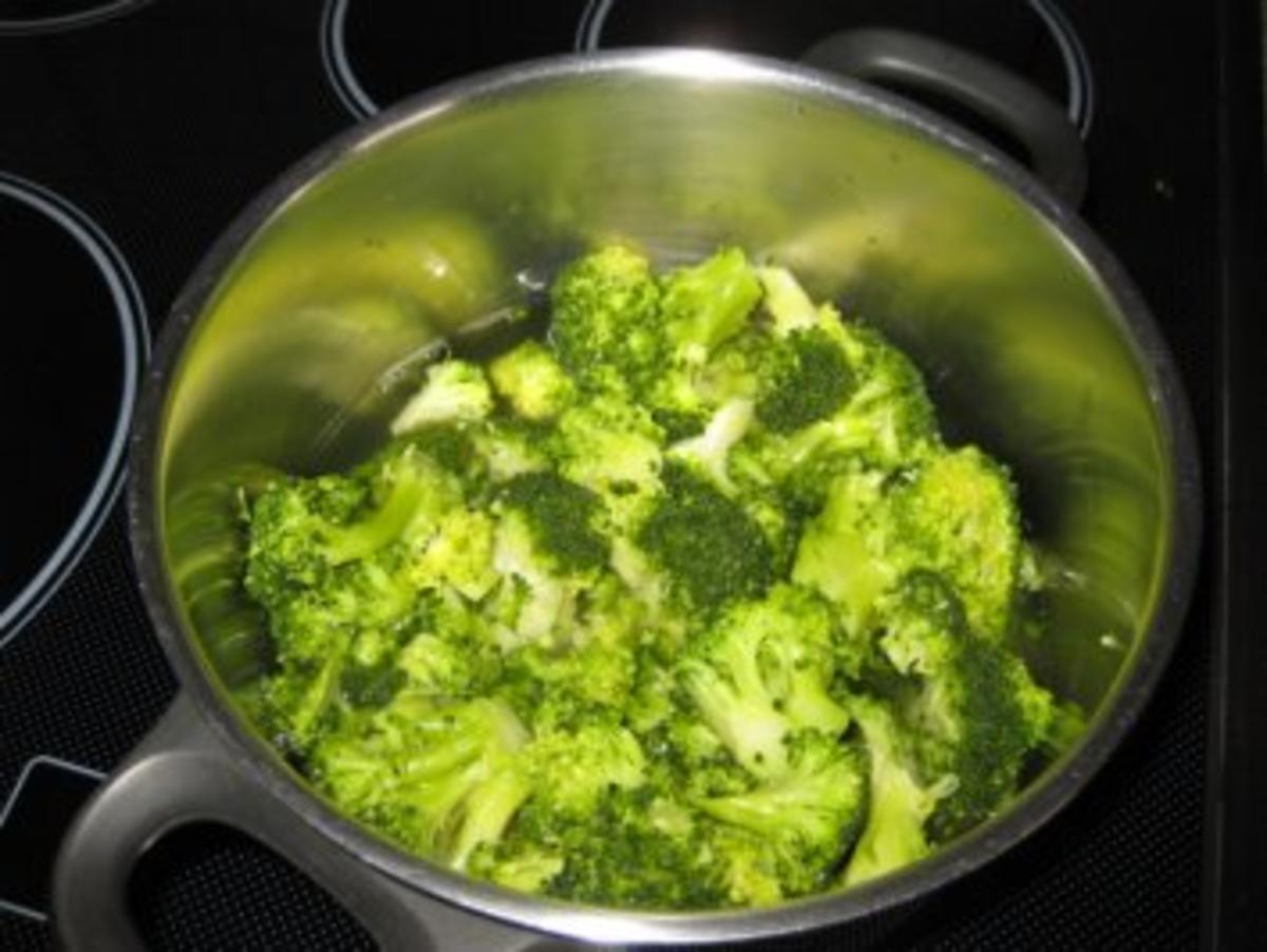Broccolicremesüppchen mit Putenbruststreifen, Croutons und einem Bresso-Häubchen - Rezept - Bild Nr. 2