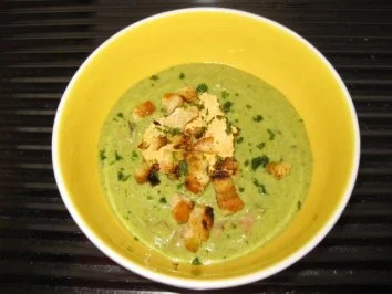 Broccolicremesüppchen mit Putenbruststreifen, Croutons und einem Bresso-Häubchen - Rezept - Bild Nr. 4