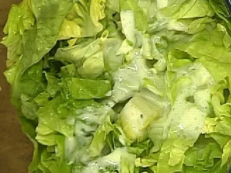 Kopfsalat mit Joghurtdressing und frittierter Petersilie - Rezept