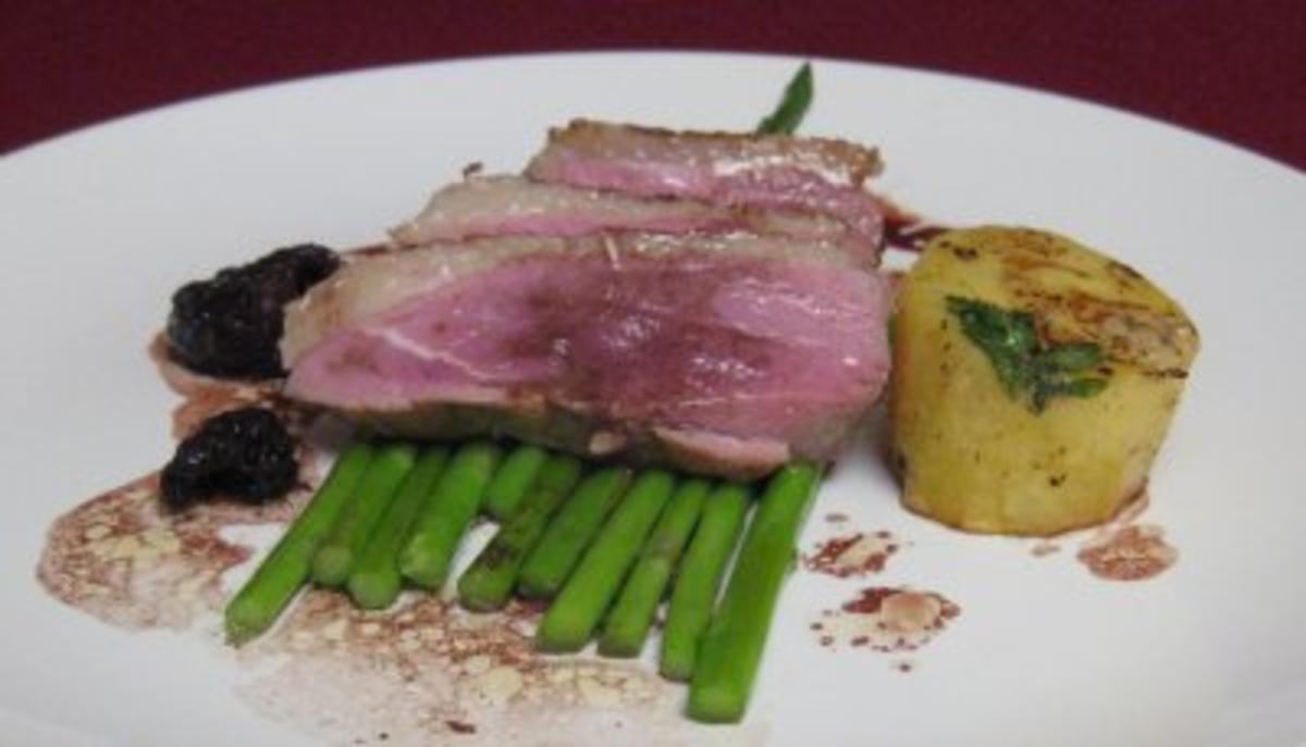 Entenbrust mit Fondant-Kartoffeln, Sauce Bordelaise und frischen ...