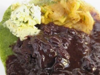 Rosinen-Schokokuchen mit Ananas-Fenchelsalat, süßem Pesto und Basilikum-Eis - Rezept