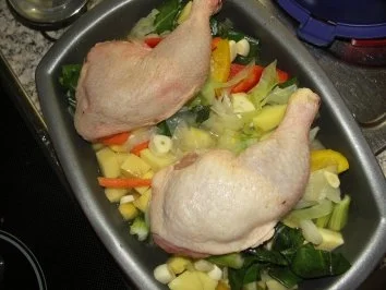 Hähnchenkeulen auf Gemüsebett - Rezept - Bild Nr. 2