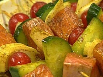 Rezept: Lachs-Schaschlik mit Zitronenbutter Lachs-Schaschlik mit Zitronenbutter - Rezept