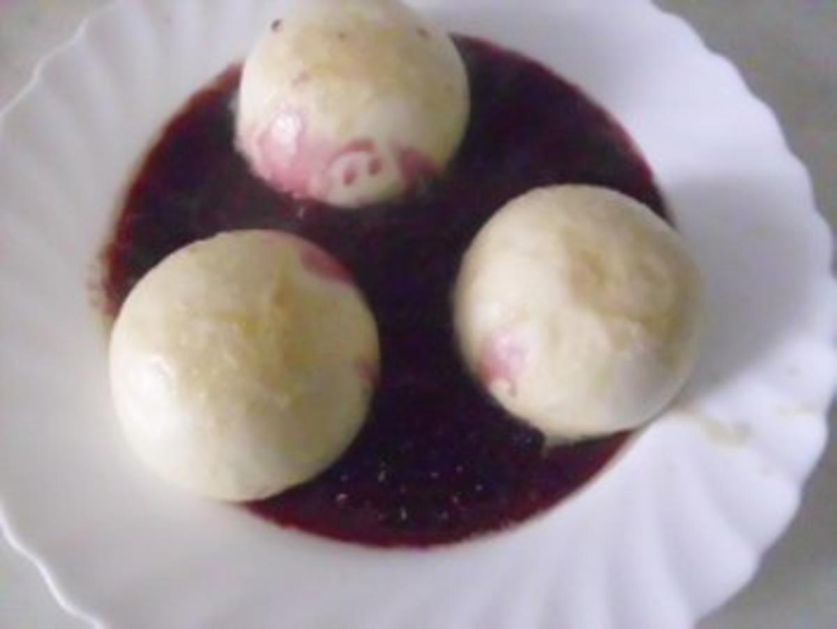 Bilder für Hefeklöße mit Heidelbeeren - Rezept