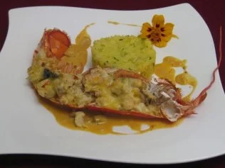 Rezept: Gratinierter Hummer mit Steinpilzen an Safranreis Gratinierter Hummer mit Steinpilzen an Safranreis - Rezept