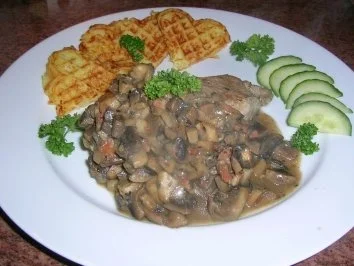 Jägerschnitzel nach meiner Art mit Kartoffelwaffeln - Rezept - Bild Nr. 2