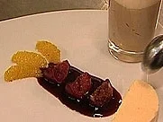 Grand-Marnier-Parfait mit Gewürzorangen und Tobleronemousse mit Eierlikörhäubchen an Barolo-Feigen - Rezept