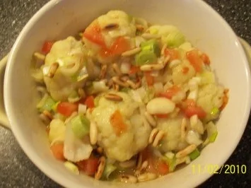 Blumenkohlsalat mit Pinienkernen - Rezept