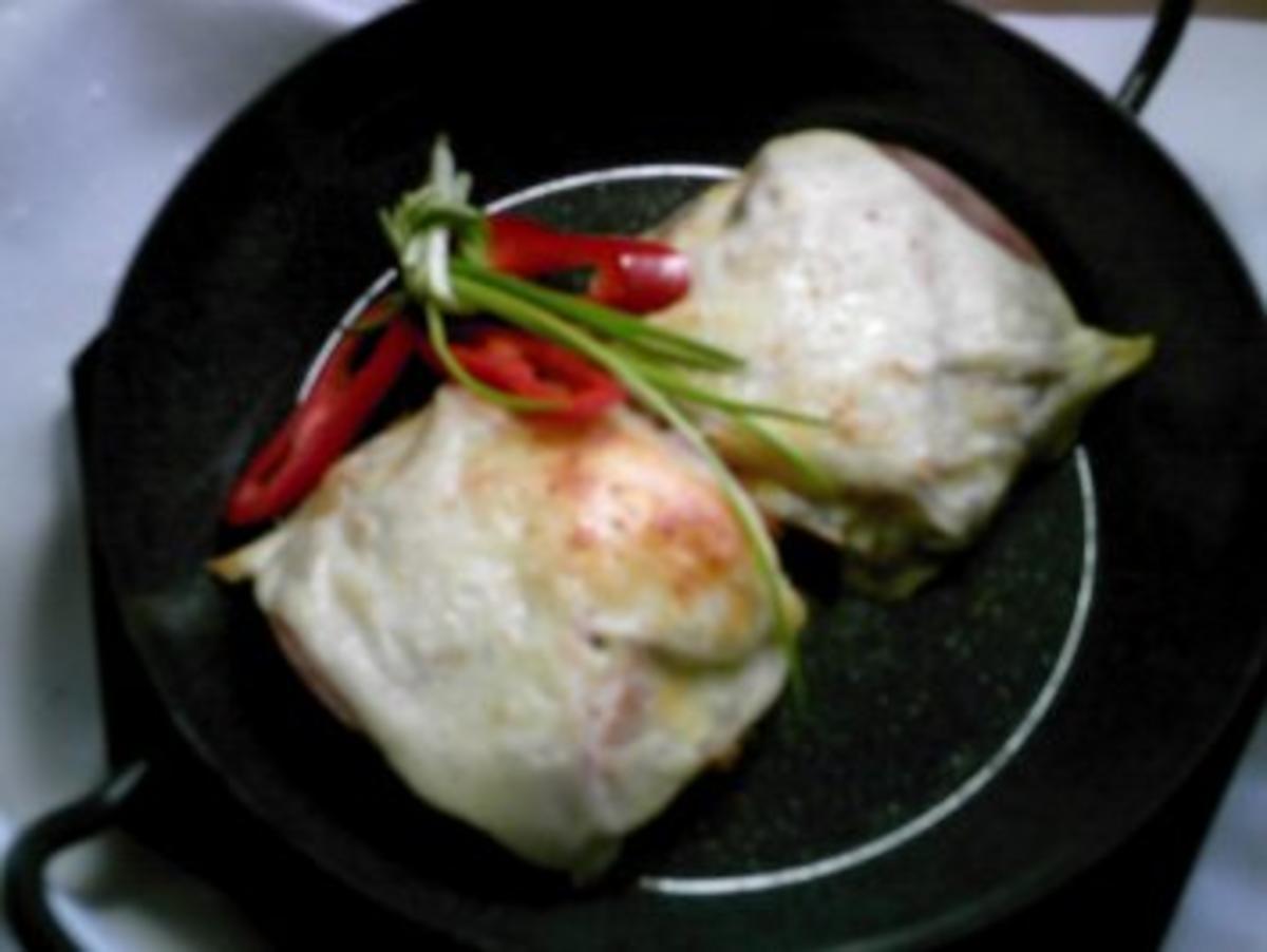 Selbstgemachte Kartoffelpuffer überbacken mit Tomaten, Schinken und ...