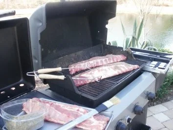 Schweine Rippen- Farmers Rippen grillen oder backen -  im Ofen, meine mache ich immer im Freien, aber das ist mehr Arbeit - Rezept - Bild Nr. 3