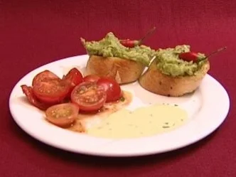 Rezept: Avocado-Rostini auf warmen Tomaten mit Pfiff (Alexandra Polzin) Avocado-Rostini auf warmen Tomaten mit Pfiff (Alexandra Polzin) - Rezept
