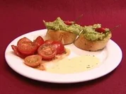 Rezept: Avocado-Rostini auf warmen Tomaten mit Pfiff (Alexandra Polzin) Avocado-Rostini auf warmen Tomaten mit Pfiff (Alexandra Polzin) - Rezept