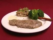 Rückwärts gebratenes Rindersteak mit Zitronen-Aioli dazu Brokkoli und Auberginen (Alexandra Polzin) - Rezept