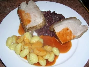 Rezept: Knuspriges Schwein auf teuflisch scharfen Bohnen und Gnocchi Bild Nr. 2 Knuspriges Schwein auf teuflisch scharfen Bohnen und Gnocchi - Rezept - Bild Nr. 2