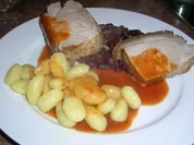 Knuspriges Schwein auf teuflisch scharfen Bohnen und Gnocchi - Rezept