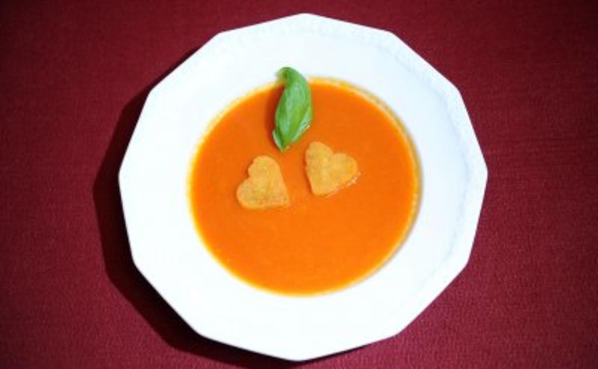 Tomatensuppe mit Herzcroutons (Cornelia Corba) - Rezept