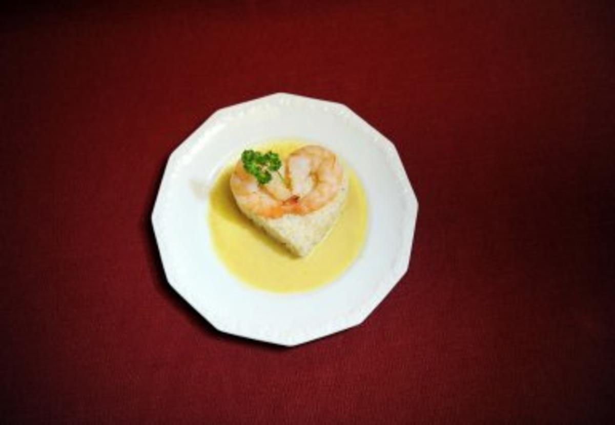 Garnelen auf Curryschaum mit Reisherz