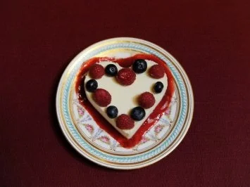 Weißes Schokoladenherz mit Beeren (Cornelia Corba) - Rezept