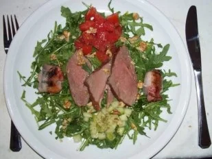 Entenbrust auf Ruccola, Gurken- und Tomatenwürfel, Walnuß-Bacon-Backpflaumen - Rezept