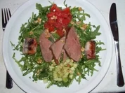 Entenbrust auf Ruccola, Gurken- und Tomatenwürfel, Walnuß-Bacon-Backpflaumen - Rezept