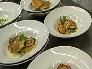 Lachs in Kartoffelblinis auf Kokos-Koriander-Butter - Rezept