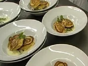 Lachs in Kartoffelblinis auf Kokos-Koriander-Butter - Rezept