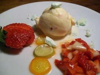 Cassata-Eiscreme mit fruchtigen Begleitern - Rezept