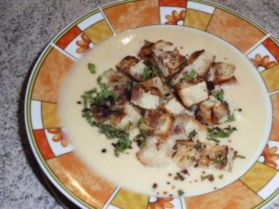Rezept: Süppchen: Blumenkohlsuppe mit Muskat-Croutons Süppchen: Blumenkohlsuppe mit Muskat-Croutons - Rezept