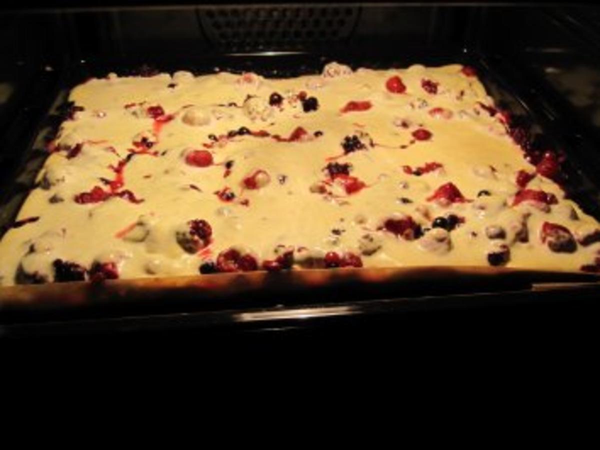 Beerenkuchen mit Schmandcreme - Rezept mit Bild - kochbar.de