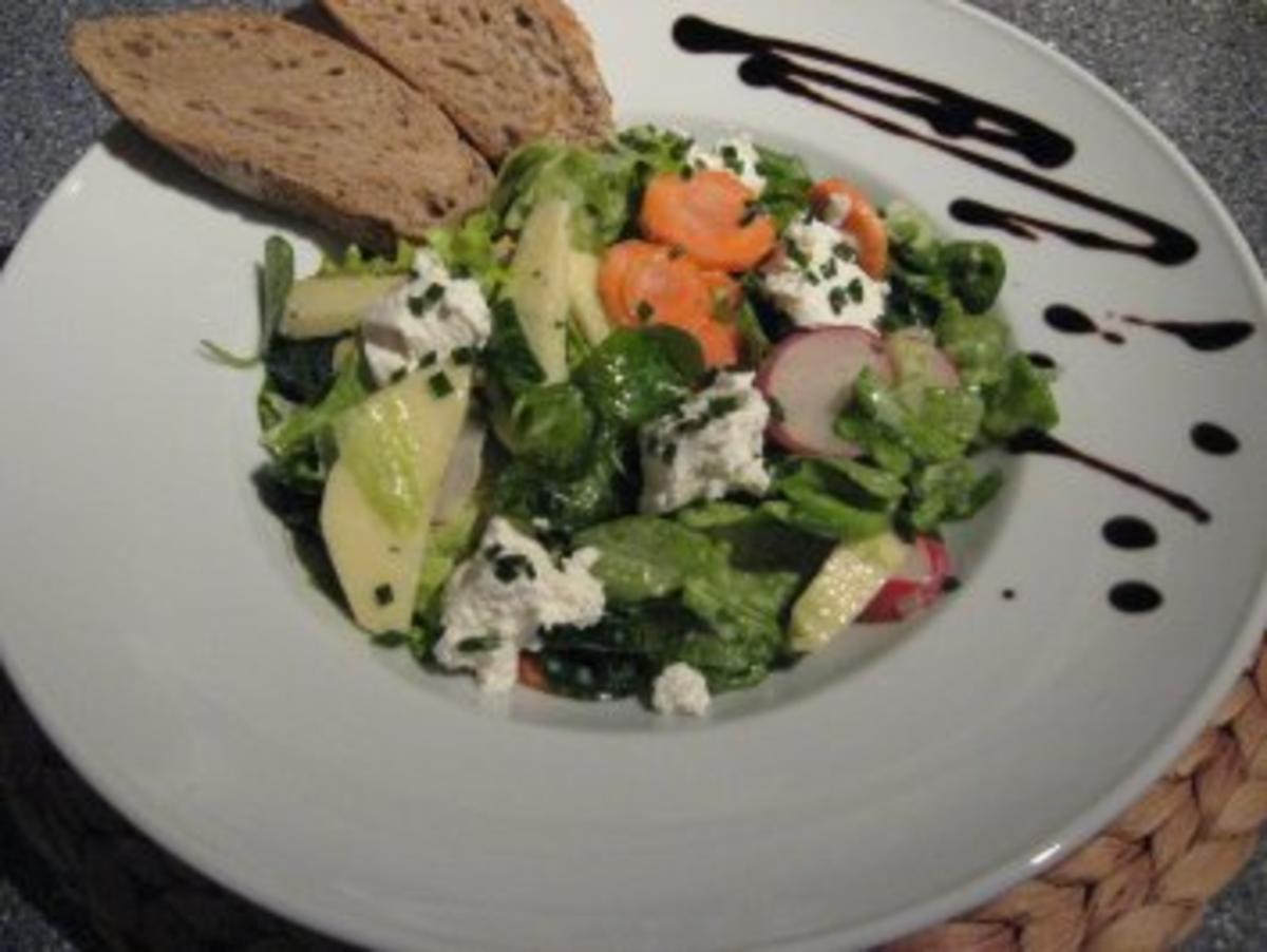 Gemischter grüner Salat mit Apfel, Schweinebraten und Apfel-Orangen ...