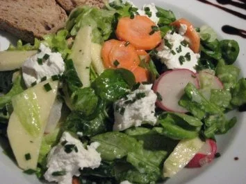 Rezept: Gemischter Salat mit Äpfeln & Ricotta Bild Nr. 2 Gemischter Salat mit Äpfeln & Ricotta - Rezept - Bild Nr. 2