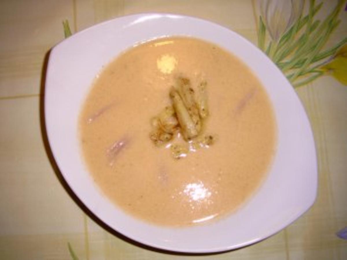 Spargelsuppe mit Spargel aus dem Glas und Kochschinken